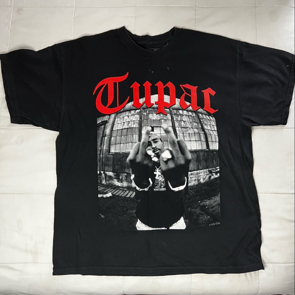 Men’s Tupac shirt